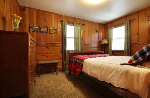 Idyllwild House | Ahwahnee-be Vintage Cabin - Walk to town!
