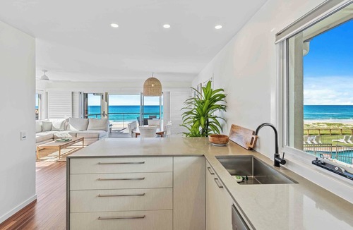 Mermaid Beach Apartment | Albatross Beachfront 3 Bedroom Apartment
