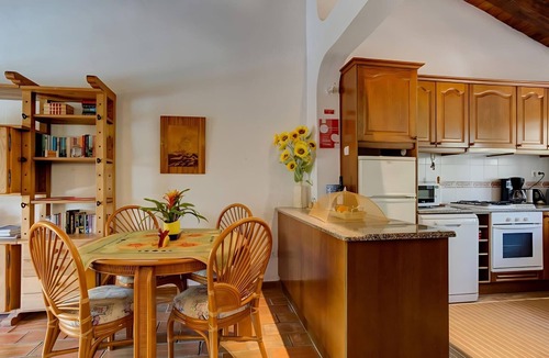 Alcalar Apartment | Algarve Apartment with Garden & Pool