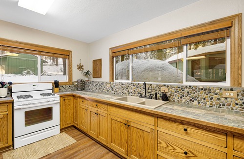 Mineral Ski Chalet | Alpine Chalet on 2 Acres + EV Chgr + Starlink + 10 min from Lassen National Park
