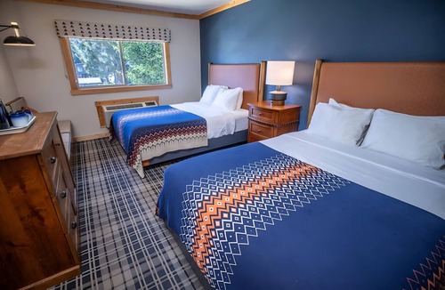 Mammoth Lakes Hotel | Alpine Room with Private Parking, Steps from Mammoth Mountain & Ski Trails