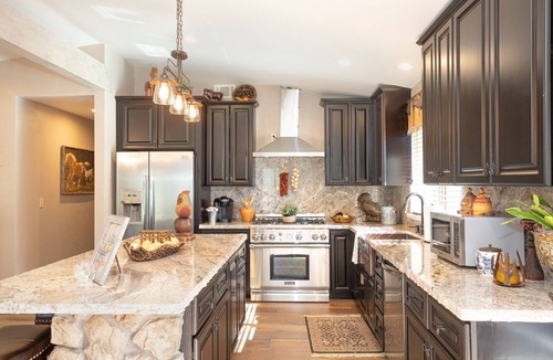 Temecula House | Amazing Reviews - 10 Beds, 5 Br, Saloon,Jail,Spa!