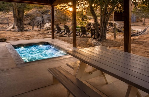 Temecula House | Amazing Reviews - 10 Beds, 5 Br, Saloon,Jail,Spa!