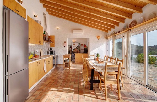 Alta Mora Apartment | 'Amêndoa Duro Amarelo' Room with Mountain View, Wi-Fi and Air Conditioning