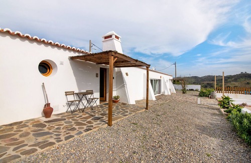 Alta Mora Apartment | 'Amêndoa Duro Amarelo' Room with Mountain View, Wi-Fi and Air Conditioning