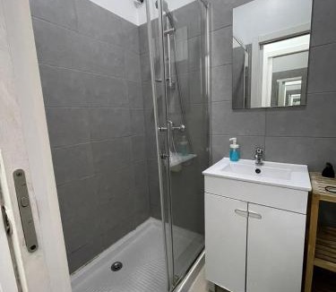 Santo Antonio House | Antique M1 R1 - Amazing Double Room with shared Bathroom in Marques Pombal