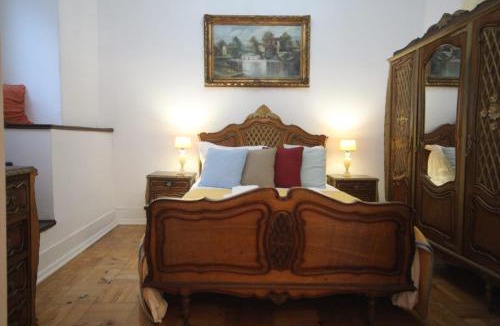 Santo Antonio House | Antique M1 R1 - Amazing Double Room with shared Bathroom in Marques Pombal