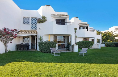 Alporchinhos Apartment | Apartamento Nautilus with Sea View, Pool, Wi-Fi, A/C & Garden