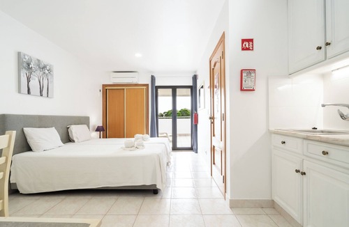 Pata de Baixo Hotel | Apartamentos Vale de Carros by Umbral