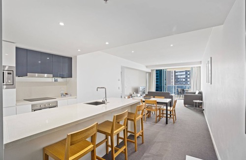Surfers Paradise Apartment | Apartment 23003 offers the convenience of a self-contained apartment, but with 5