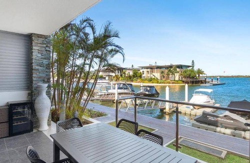 Runaway Bay Apartment | Apartment ∙ 3 bedrooms ∙ 6 guests