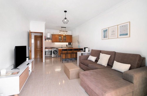 Alporchinhos Apartment | Apartment 'Brisa Salina D'Alporchinhos' with Sea View, Elevator, Air Conditioning & Wi-Fi
