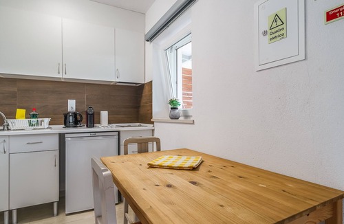 Palhais Apartment | Apartment 'Casa Das Pipas Palmela 2' with Shared Terrace, Wi-Fi & Air Conditioning