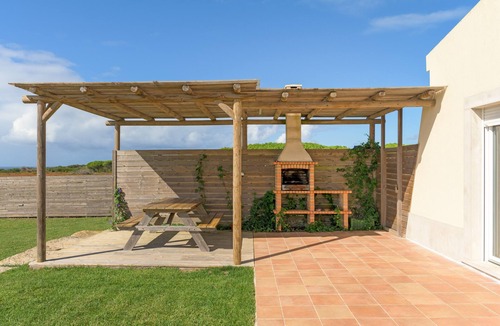 Cavaleiro House | Apartment 'Flor Do Rosto II' with Sea View, Shared Pool and Wi-Fi