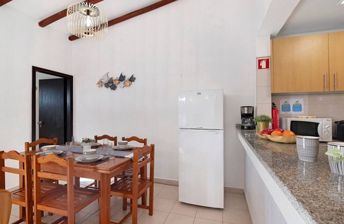 Alporchinhos Apartment | Apartment 'Moradia Das Gaivotas 6, Com Piscina' with Shared Pool, Shared Garden and Balcony