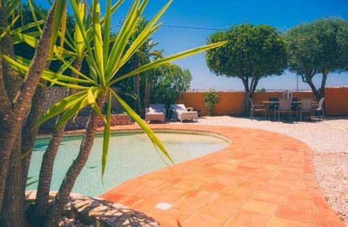 Calicas Apartment | Apartment Sleeps 2 with Pool and Garden