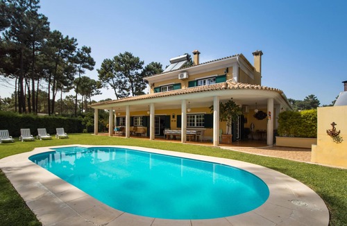 Charneca de Caparica e Sobreda Villa | Aroeira Villa Sleeps 10 with Pool