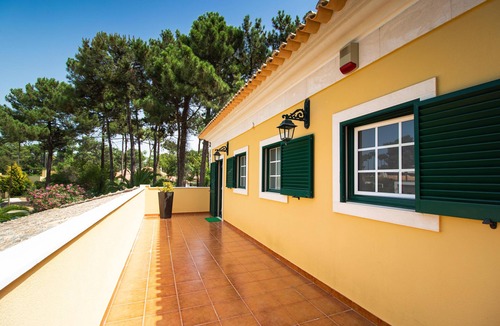 Charneca de Caparica e Sobreda Villa | Aroeira Villa Sleeps 10 with Pool