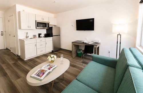 Little Italy Hotel | Artistic Studio King Suite Close to San Diego Harbor, Museums and Nightlife