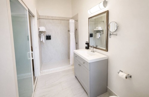 Little Italy Hotel | Artistic Studio King Suite Close to San Diego Harbor, Museums and Nightlife