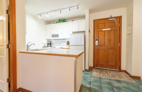 Upper Village Condo | Aspens #439 Prime Ski-in Ski-out Location! Top Floor Unit, Pool, Hot tubs, BBQ