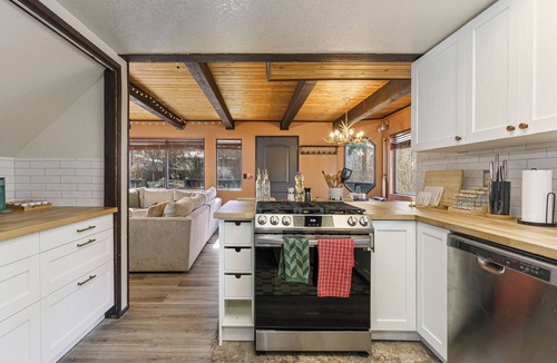 Big Bear City Cabin | Atlas Ridge Cabin - NEW! Cozy, Hot Tub, Fireplace