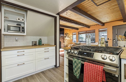 Big Bear City Cabin | Atlas Ridge Cabin - NEW! Cozy, Hot Tub, Fireplace