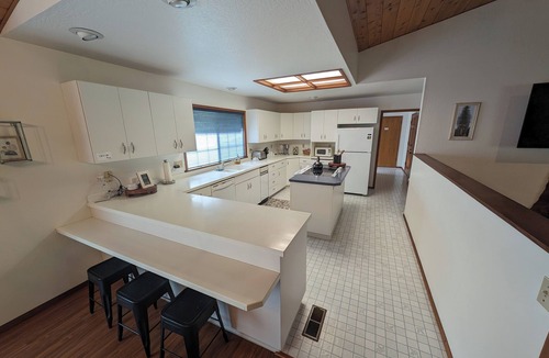 Bridgeville House | Avenue of the Giants Burl bungalow