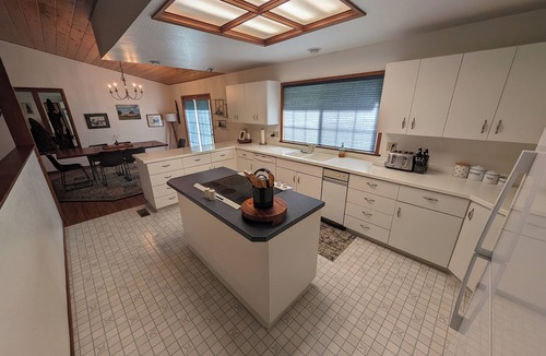 Bridgeville House | Avenue of the Giants Burl bungalow