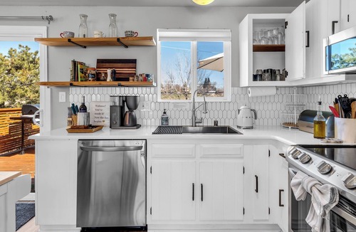 West University House | Backyard Summer Getaway Great for Family & Friends- Close to Convention Center!