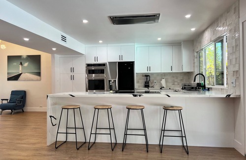Bakersfield House | Bakersfield Luxe Stay Stylish & Serene