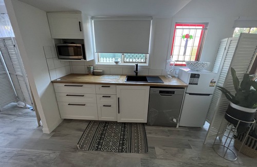 Bardon Apartment | Bardon Beauty Trendy 1 bedroom new furniture close transport ,Suncorp Cafe
