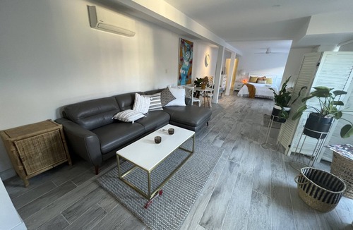 Bardon Apartment | Bardon Beauty Trendy 1 bedroom new furniture close transport ,Suncorp Cafe