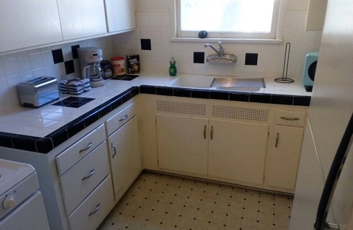 Beverly Hills Bed & Breakfast | Bargain Beverly Hills 2 bedroom ground floor apartment near la Cienega park