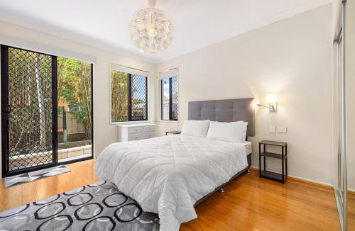 Wynnum West House | Bayside Mansion Sleeps 14 Pool Sauna Kids Room
