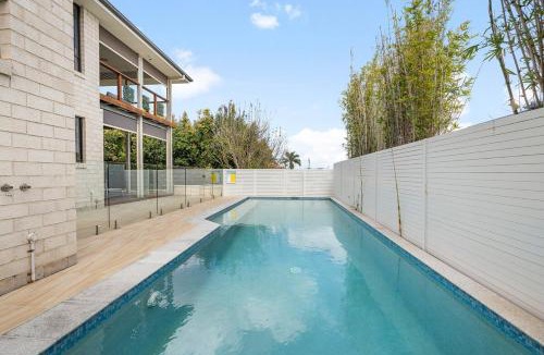 Wynnum West House | Bayside Mansion Sleeps 14 Pool Sauna Kids Room