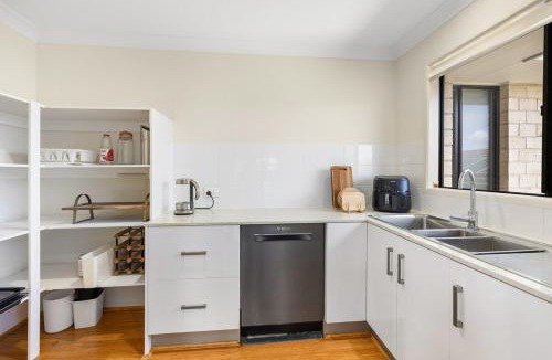 Wynnum West House | Bayside Mansion Sleeps 14 Pool Sauna Kids Room
