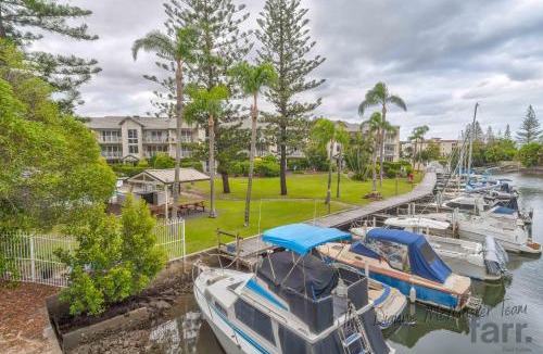 Runaway Bay Apartment | Bayview Bay Apartment and Marina