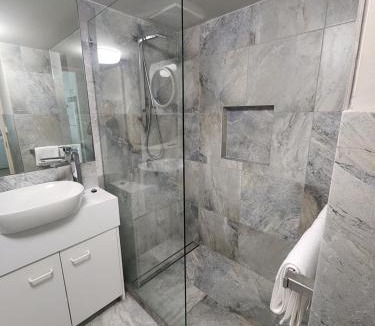 Runaway Bay Apartment | Bayview Bay Apartments and Marina