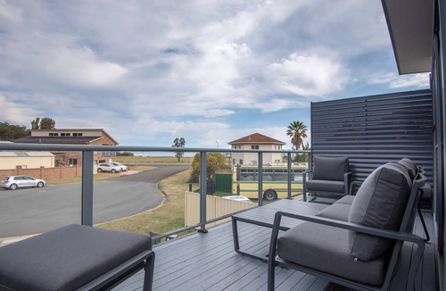 Maloneys Beach House | Beach Across the Lane Maloneys Hideaway