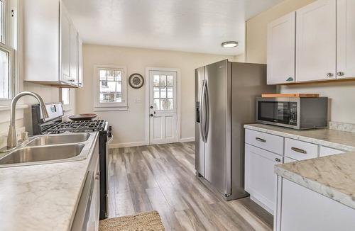Pierpont Bay House | Beach Bungalow-1920s Charmer- Dog's Stay for Free - Pierpont Ventura