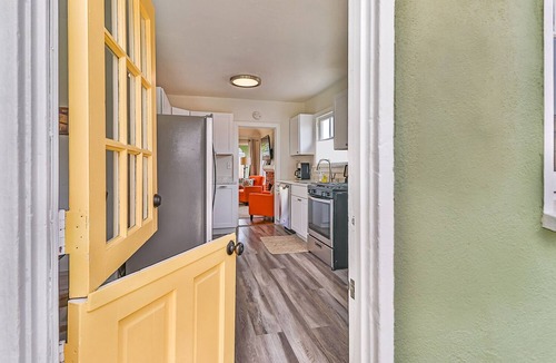 Pierpont Bay House | Beach Bungalow-1920s Charmer- Dog's Stay for Free - Pierpont Ventura