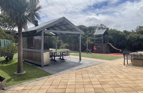 Rye House | beach-house-ocean-bayside-beaches: Golf Green, Playground, Hot Tub, Wifi, Foxtel