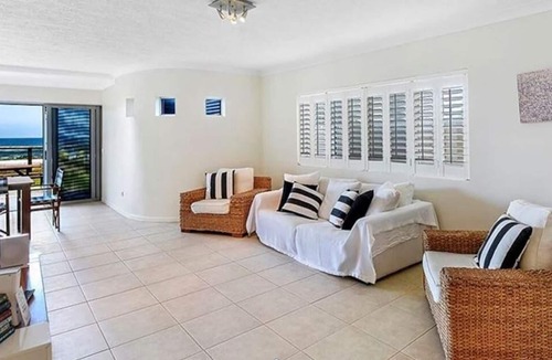 Main Beach House | BEACHFRONT Beauty! Unbeatable Location with ocean view!