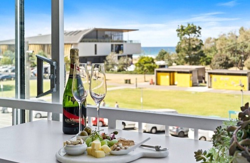 Broadbeach Apartment | Beachfront Bliss 2BR Broadbeach