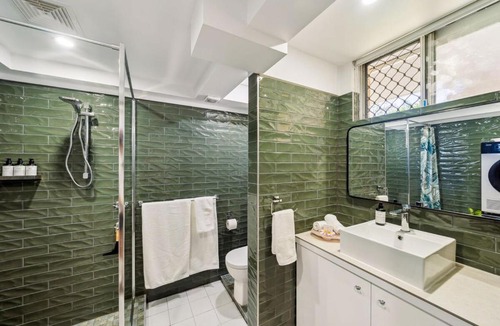 Burleigh Heads Apartment | Beachfront Burleigh Getaway!