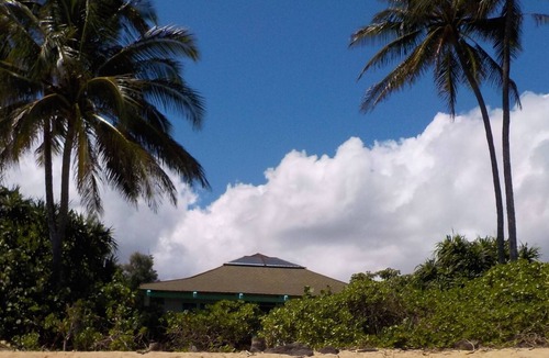 Waialua House | Beachfront traditional Hawaiian home