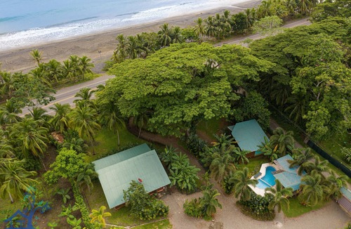 Puerto Viejo de Talamanca Ski Chalet | Beachfront Villa Starfish with AC & Pool
