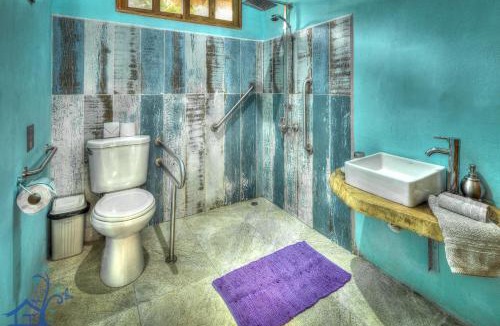 Puerto Viejo de Talamanca House | Beachfront Villa Sea Breeze w AC and POOL