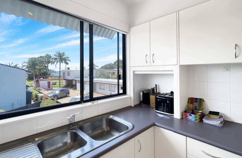 Batehaven Apartment | Beachside 3-Bed Apartment with Garage Parking